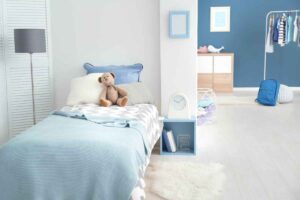 camera da letto per bambini con peluche sul letto