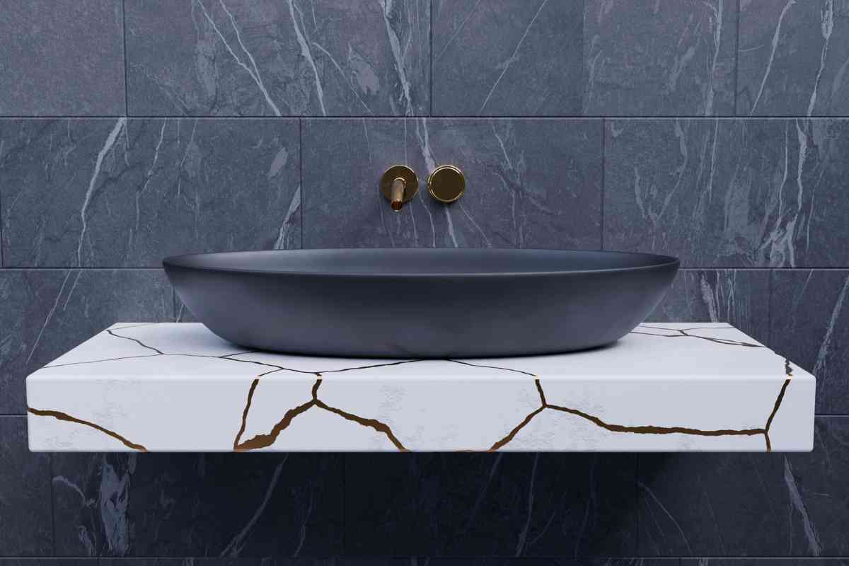 lavabo nero su piano di appoggio sospeso bianco con venature scure