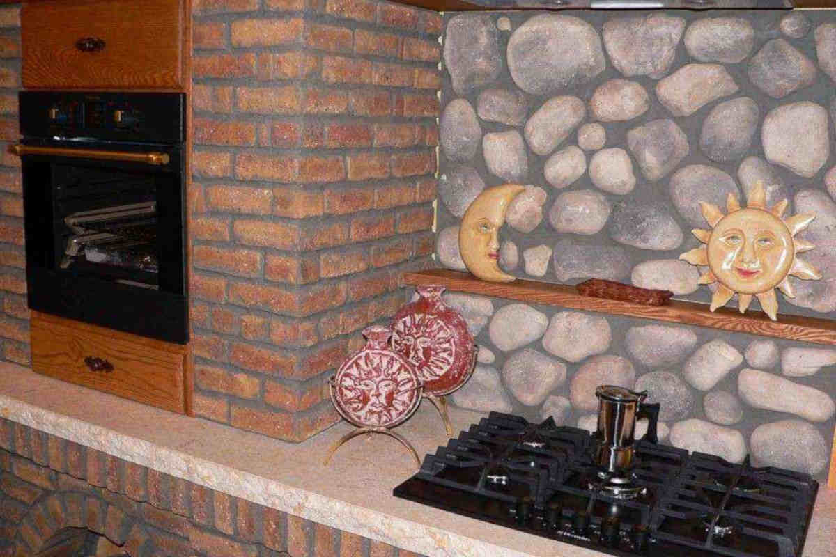 un dettaglio dei mattoni a vista di una cucina in muratura fai da te