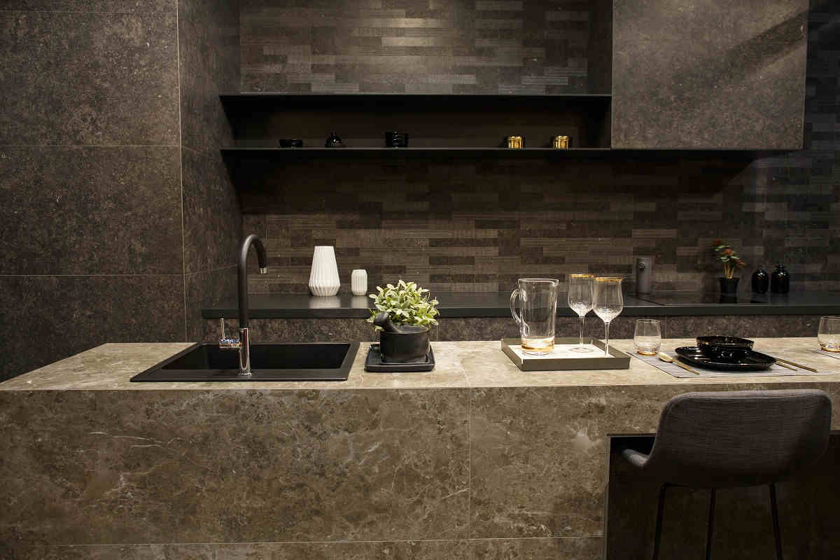 isola di cucina moderna in muratura con piano in dekton