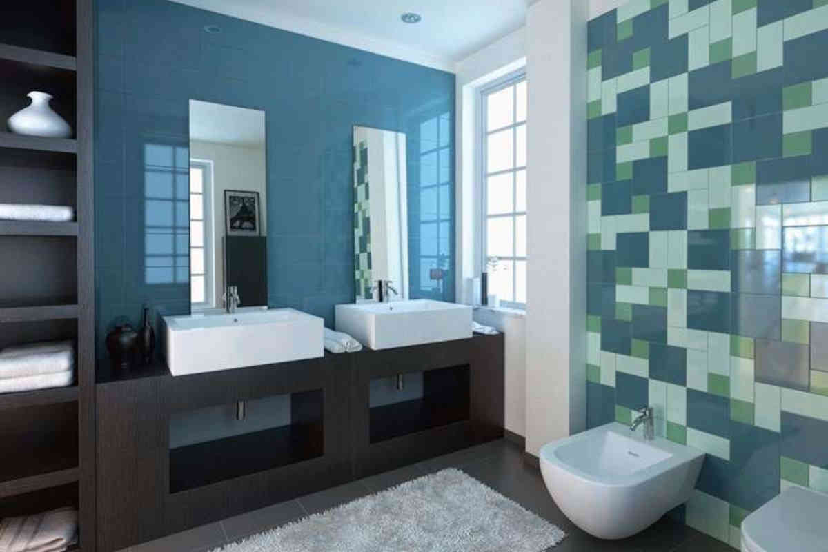 bagno in stile moderno con piastrelle colorate