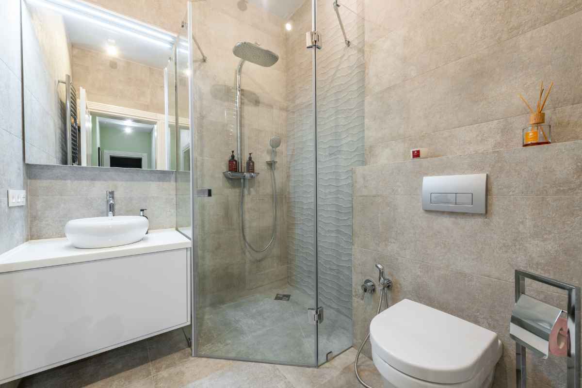 angolo del bagno con box doccia in vetro temperato