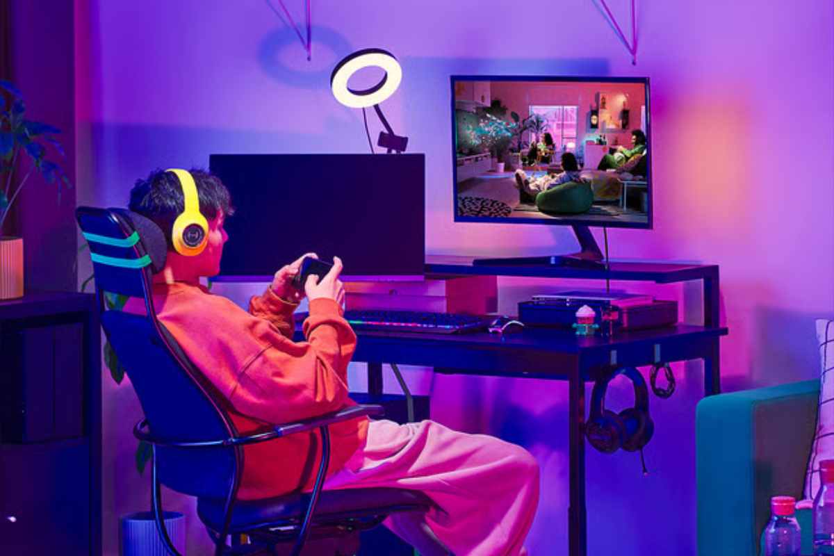un ragazzino gioca alla postazione gaming ikea nella sua cameretta