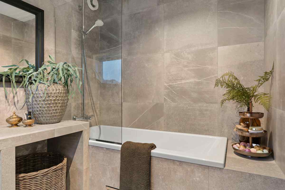 bagno con piastrelle grandi