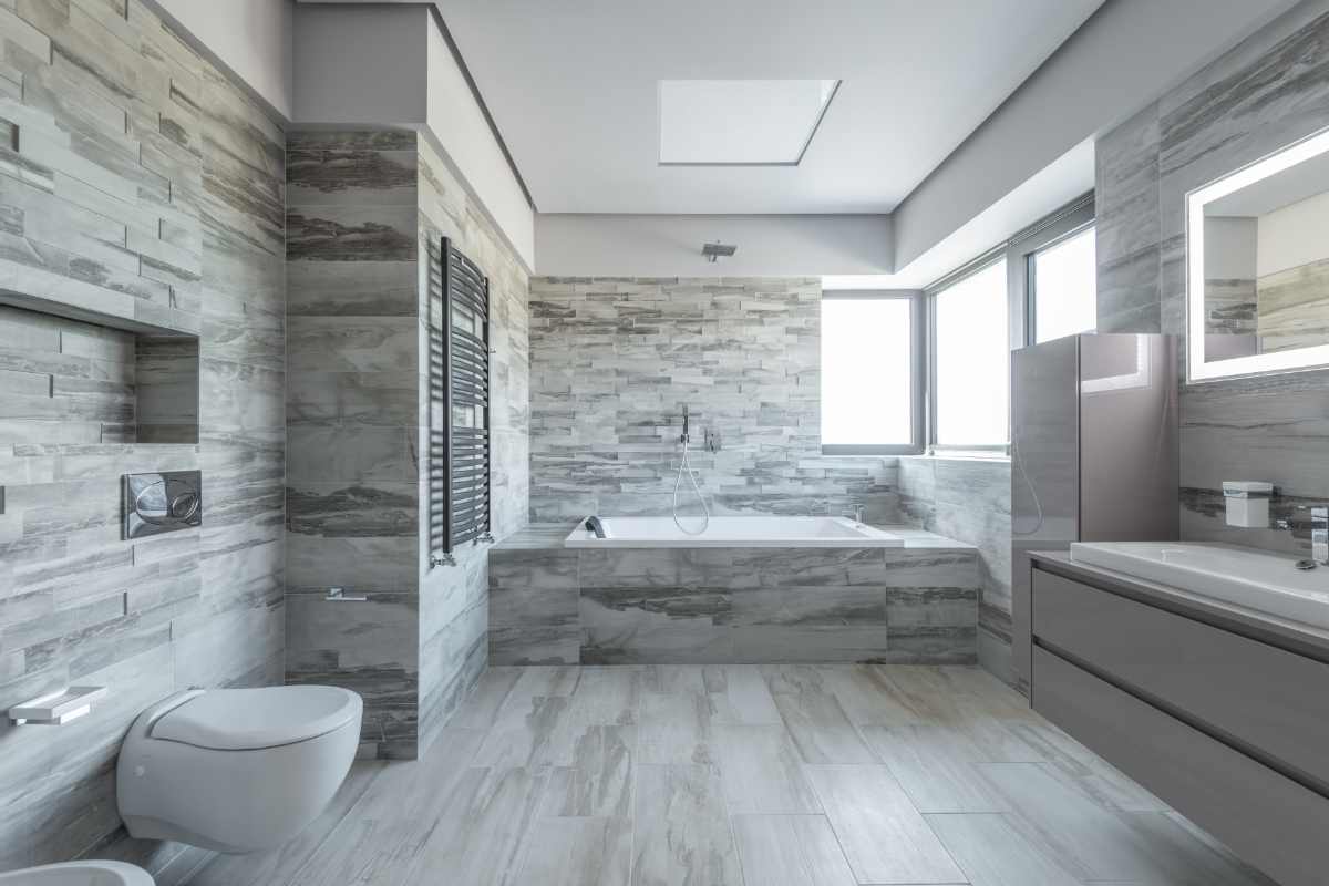 bagno con piastrelle a sbalzo