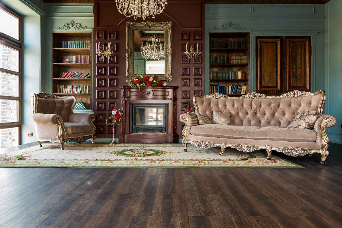 soggiorno con arredo in stile ottocentesco vittoriano