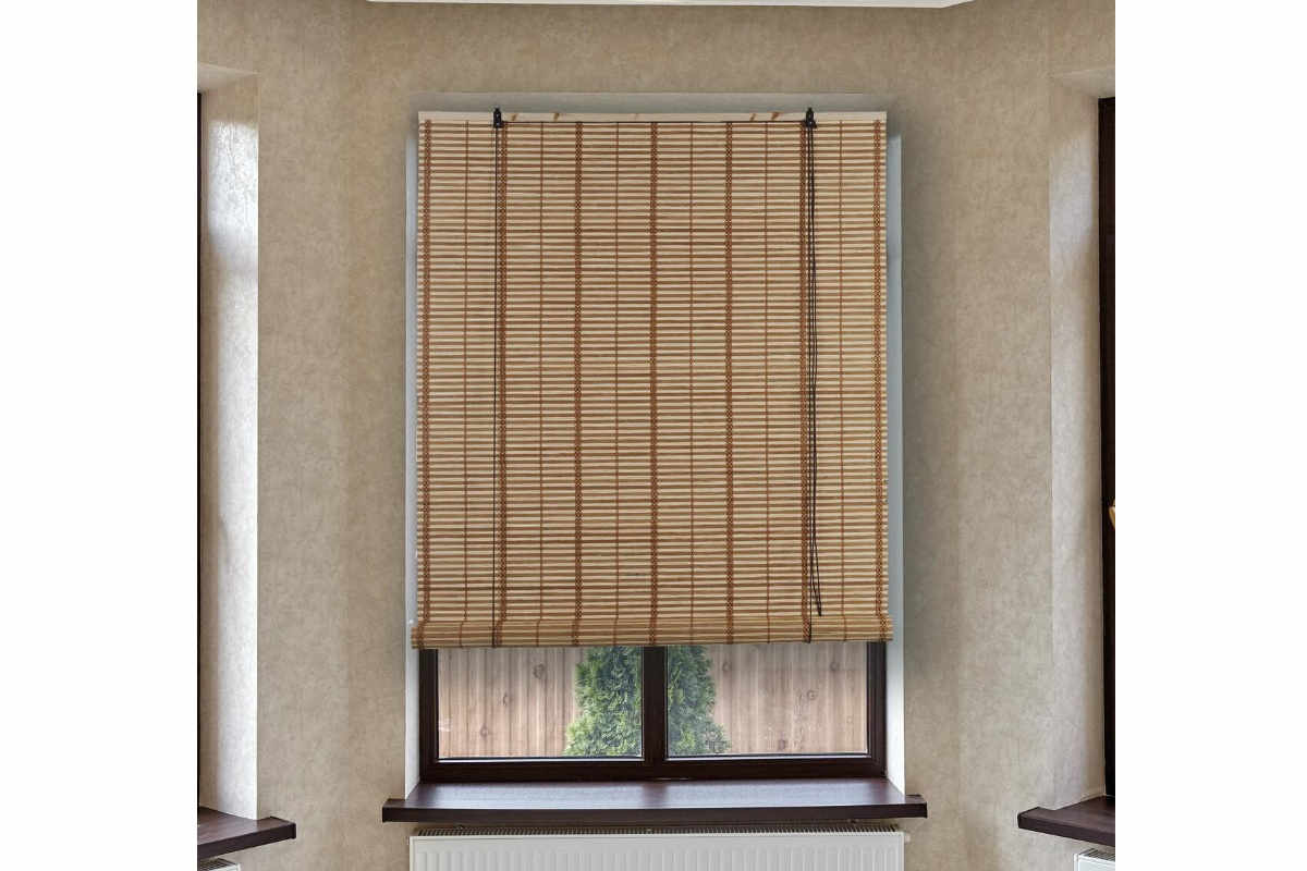 finestra con tenda a rullo in bambù con carrucola