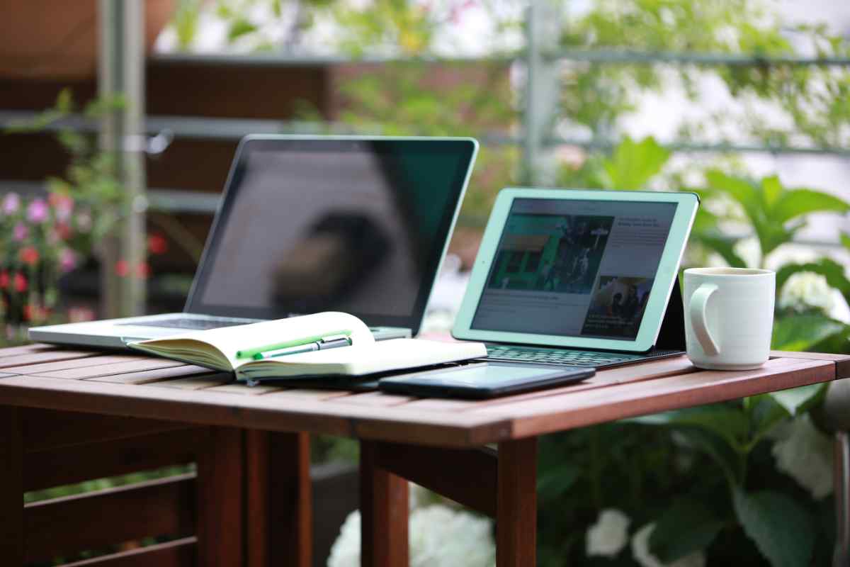 laptop e tablet su una scrivania dell'angolo ufficio in giardino per lo smart working