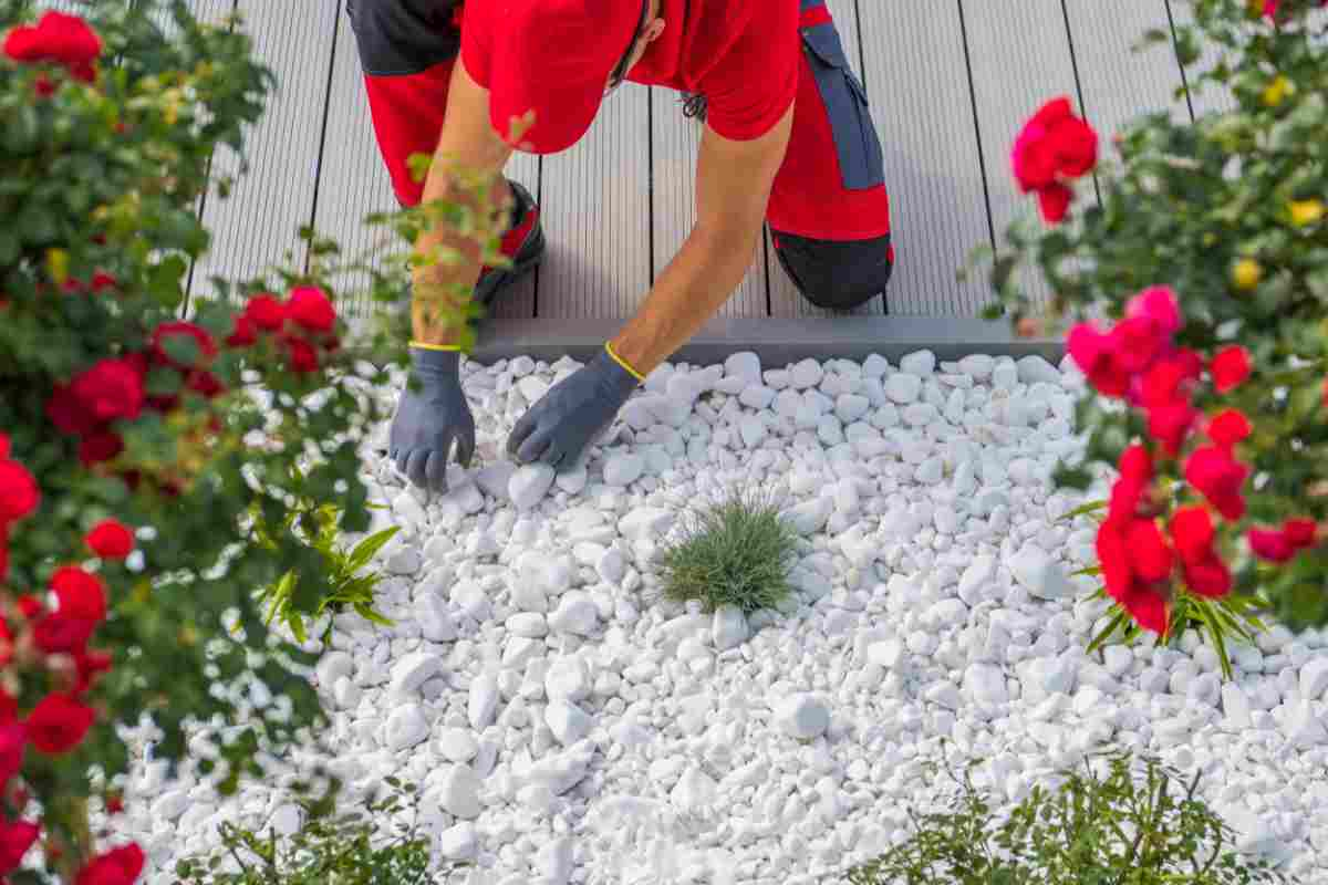 Giardiniere indica come realizzare un'aiuola con i sassi