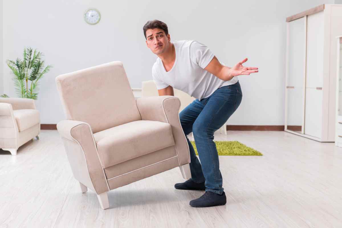 ragazzo sposta la poltrona e fa un errore