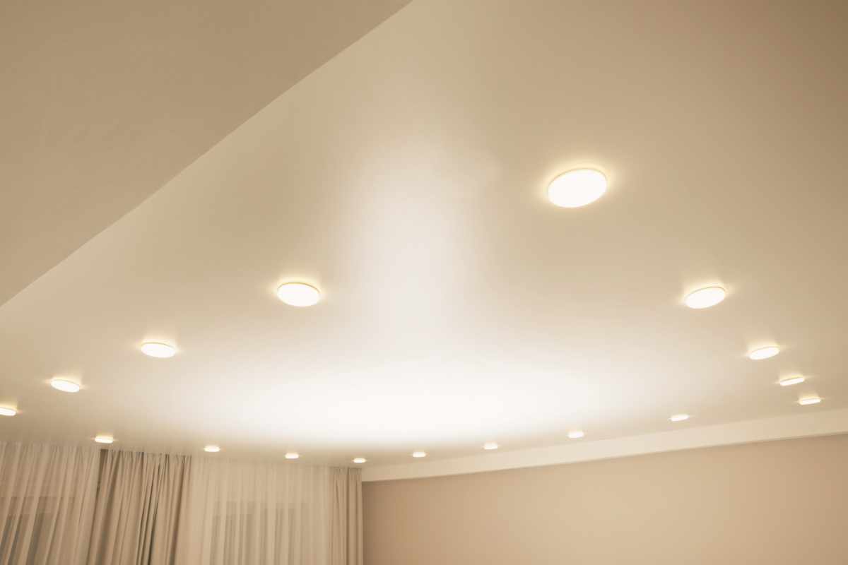 Faretti LED illuminati su un soffitto