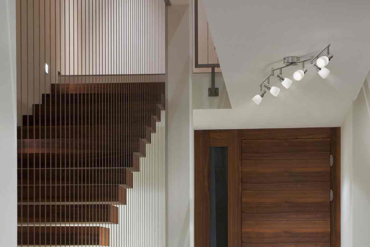 faretti led ledvance sul soffitto vicino a una scala interna