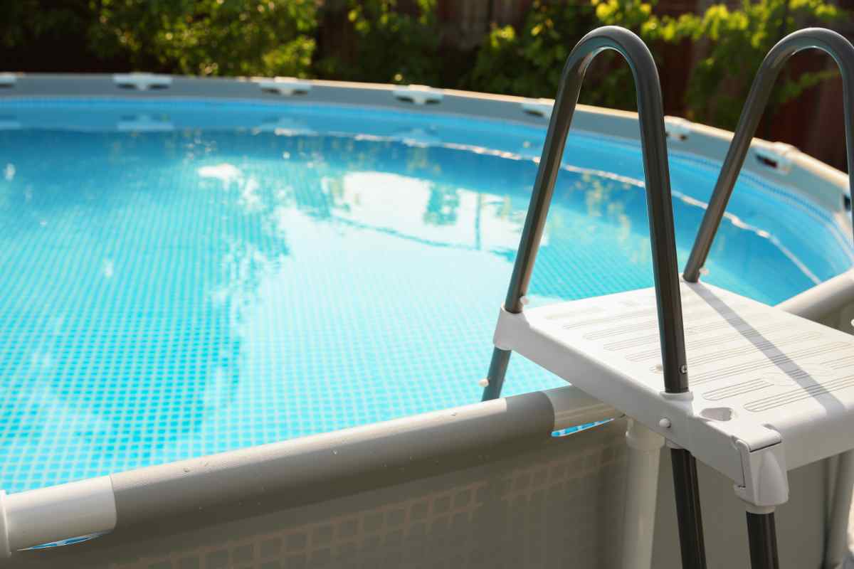 Piscina fuori terra con scaletta in metallo