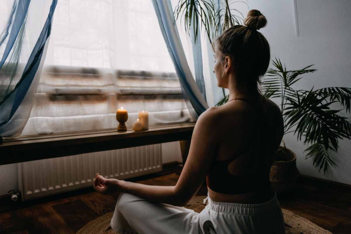 ragazza fa yoga in casa