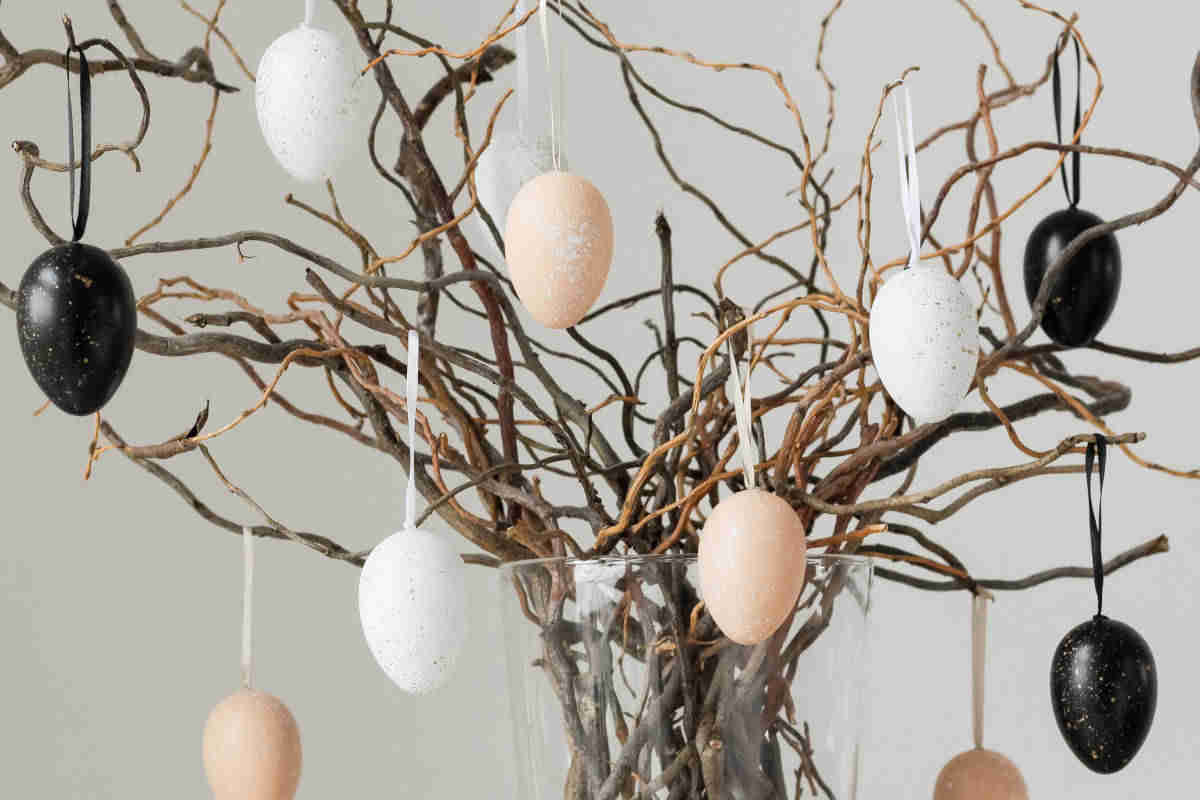 alberi di pasqua con rami contorti