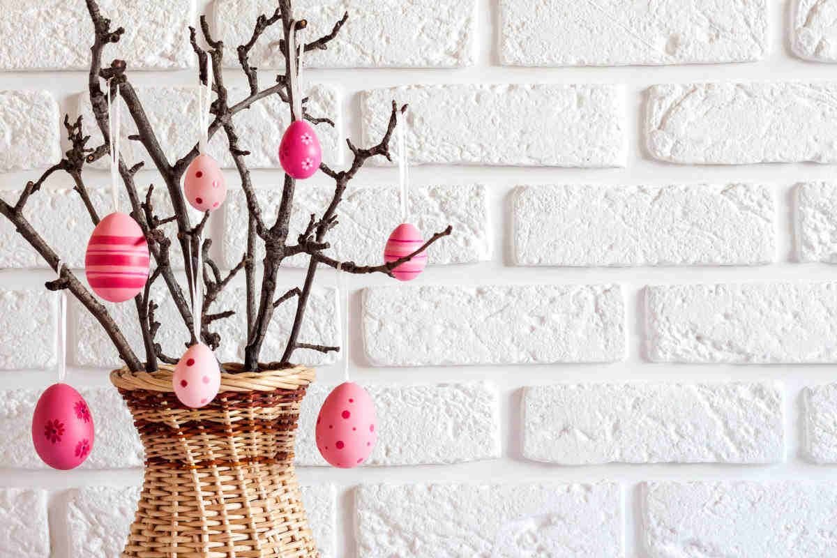 albero di pasqua elegante con uova rosa