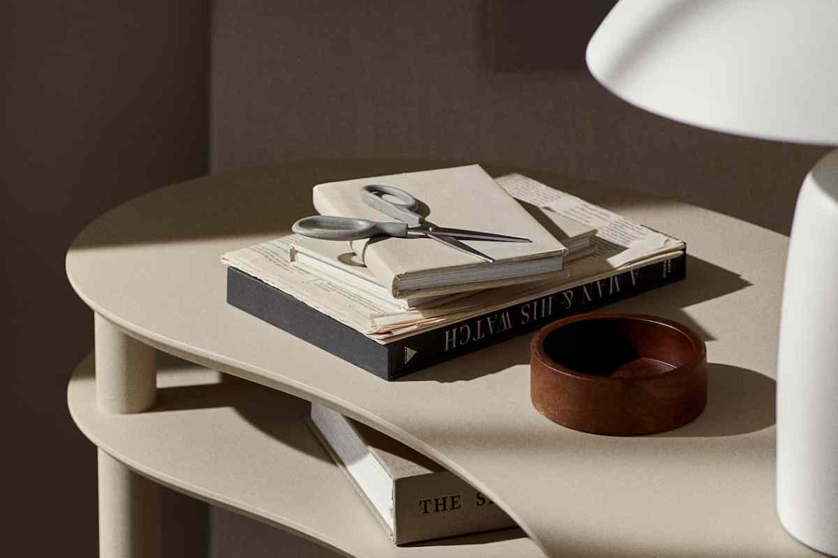 scrivania e altri prodotti per l'ufficio H&M come contenitori e lampade