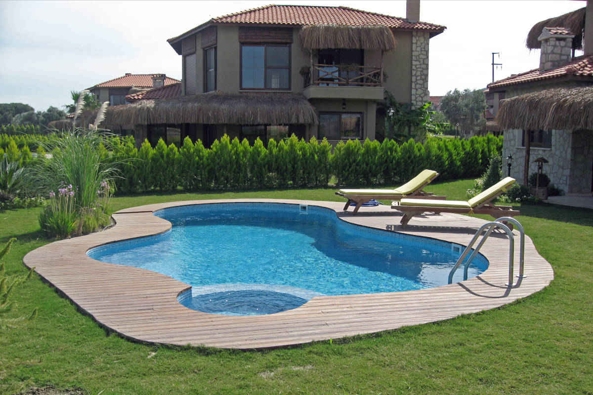 giardino con piscina interrata asimmetrica