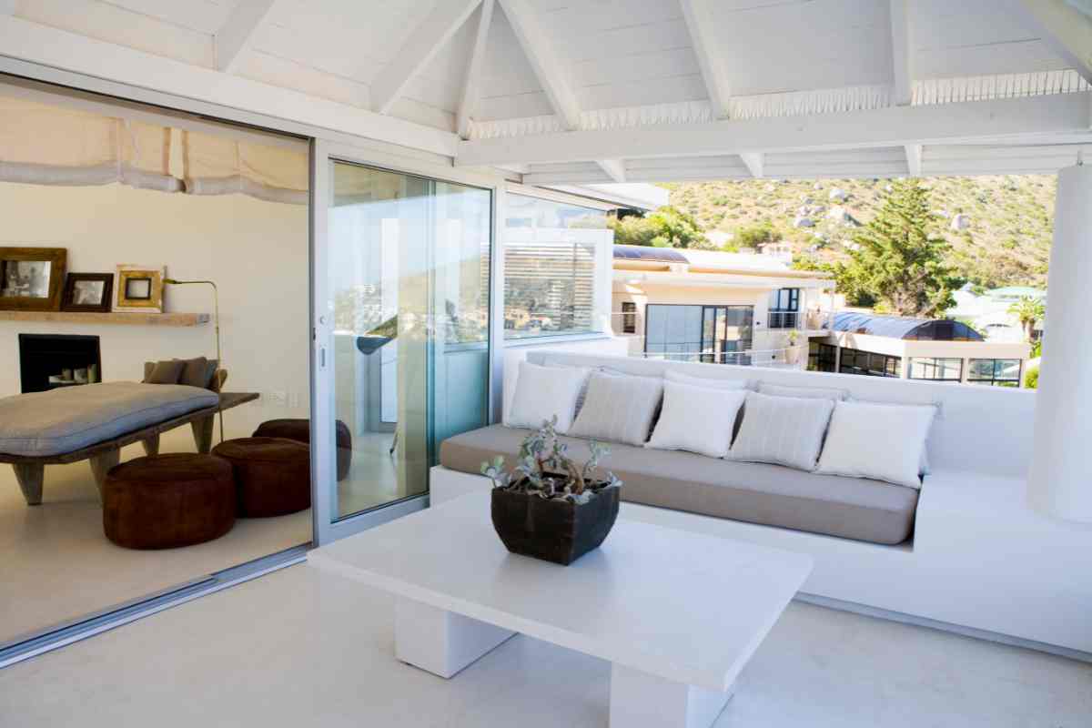 veranda arredata come salotto