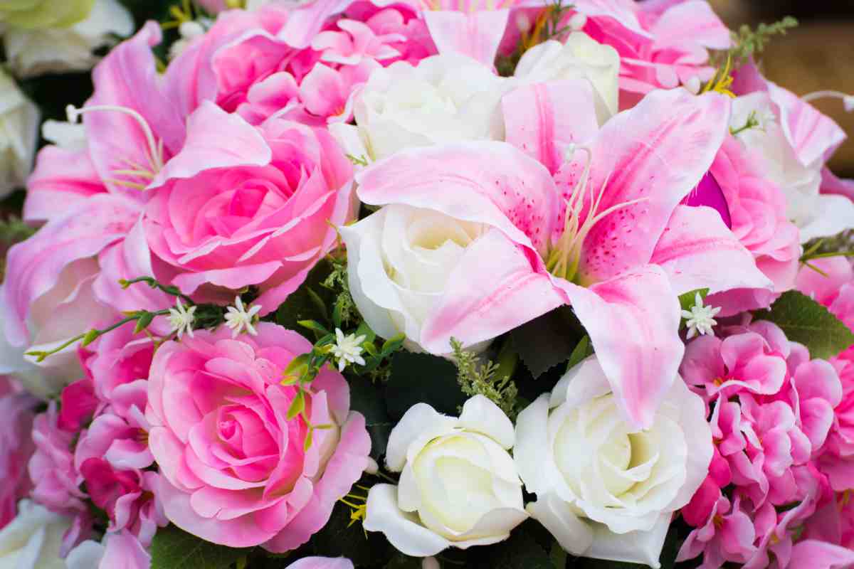 bouquet di fiori finti con gigli e rose di colore bianco e rosa