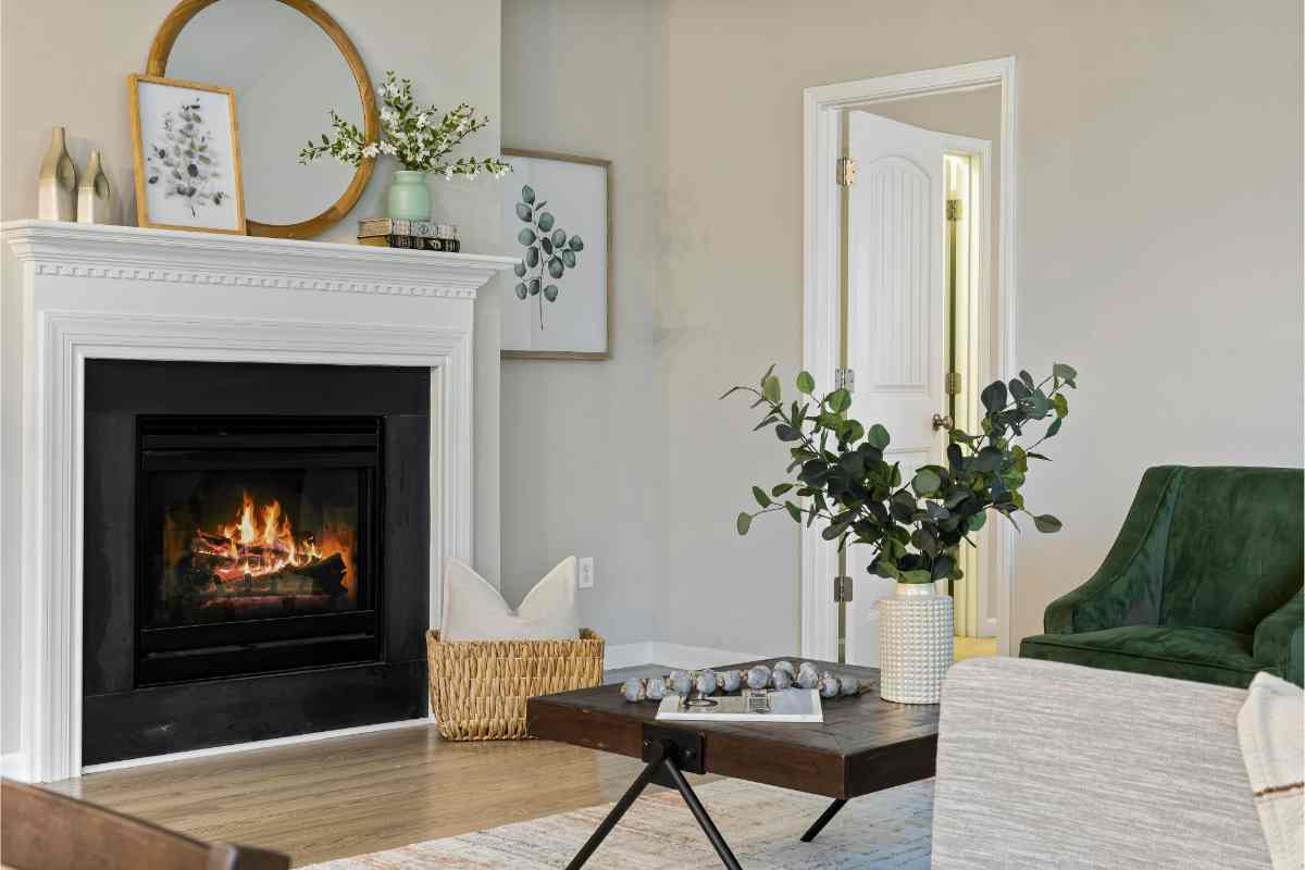 soggiorno stile nordico con pavimento in gres porcellanato effetto legno