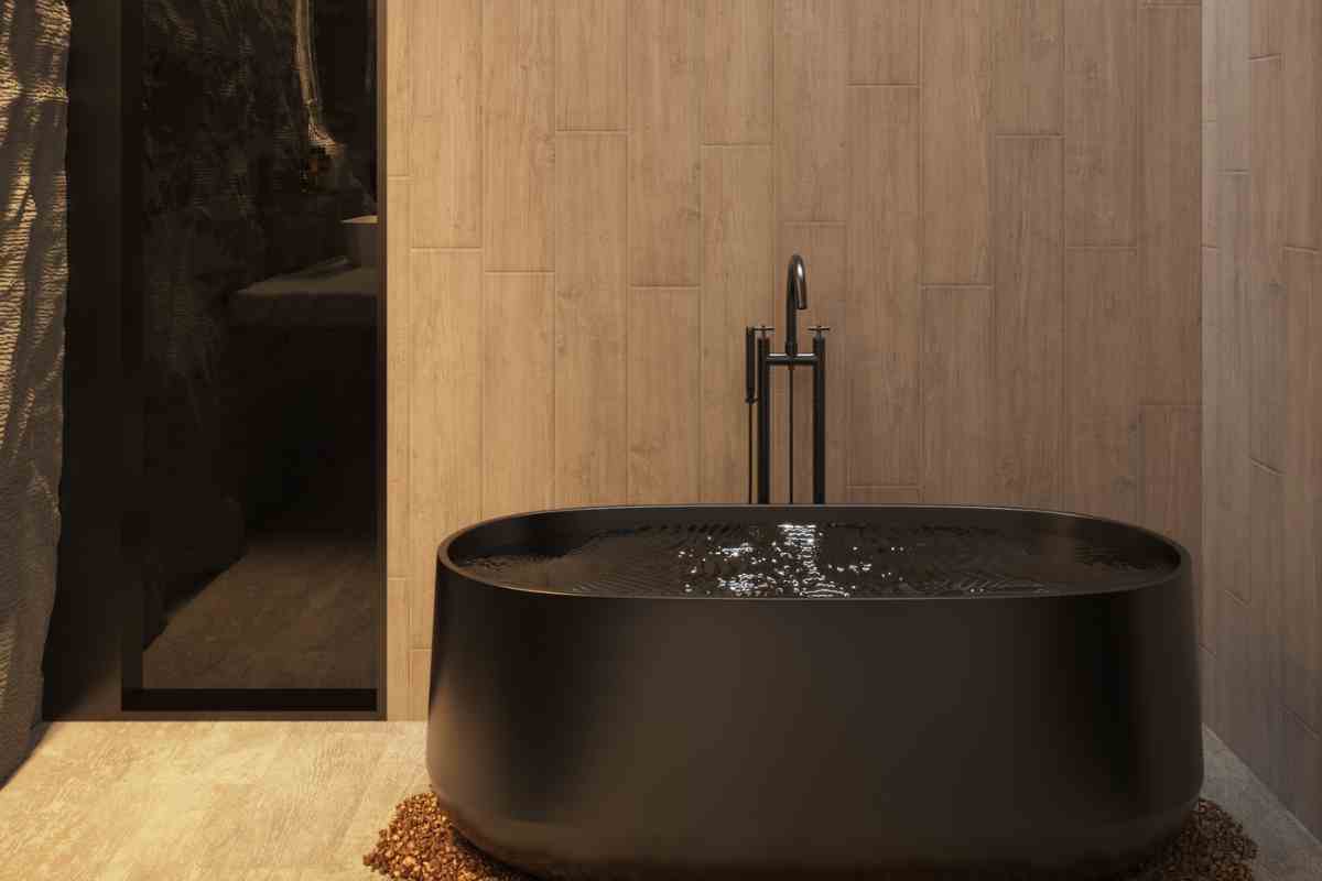 Bagno con pavimento e pareti in Gres porcellanato effetto legno