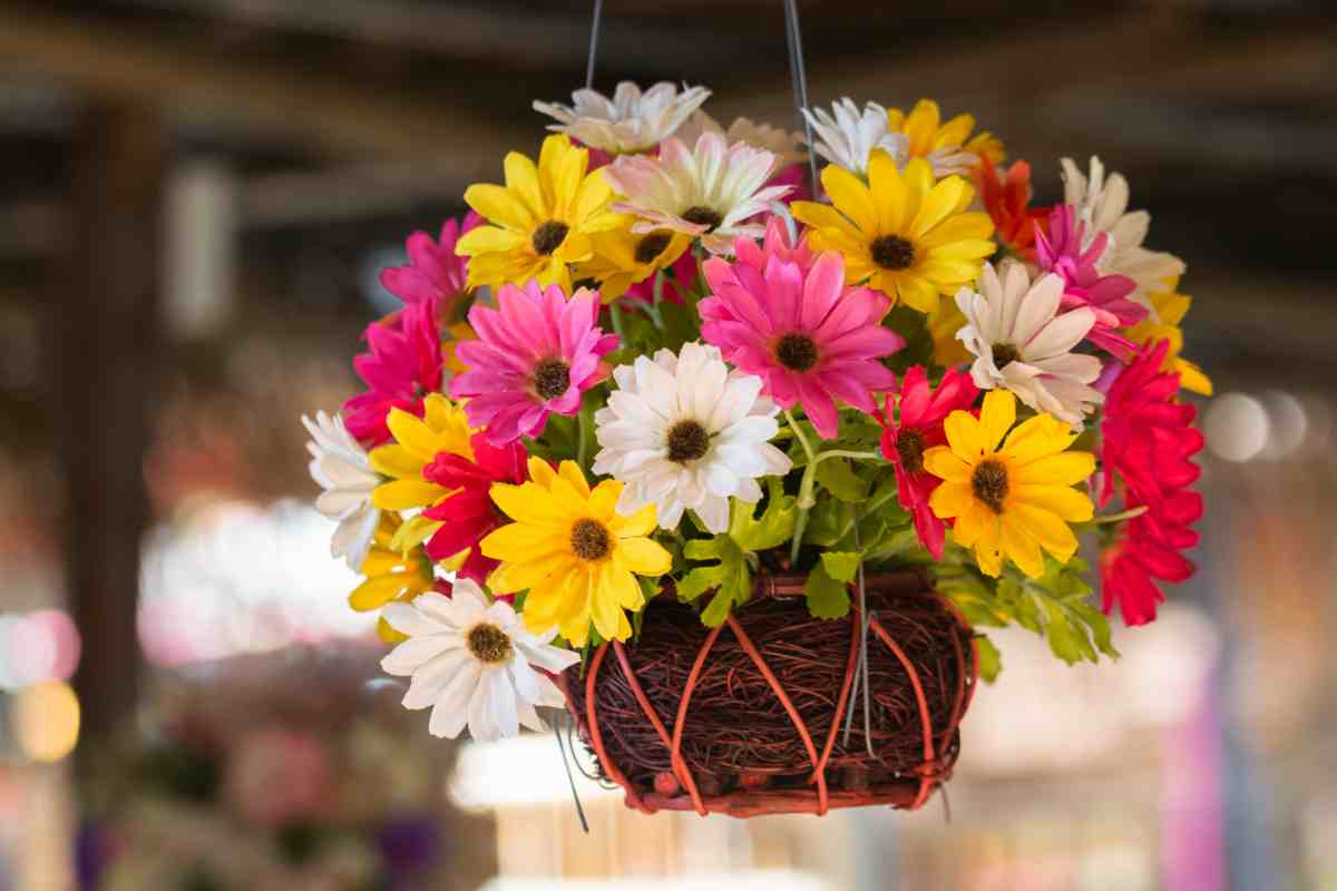 pianta finta in un vaso sospeso con fiori colorati