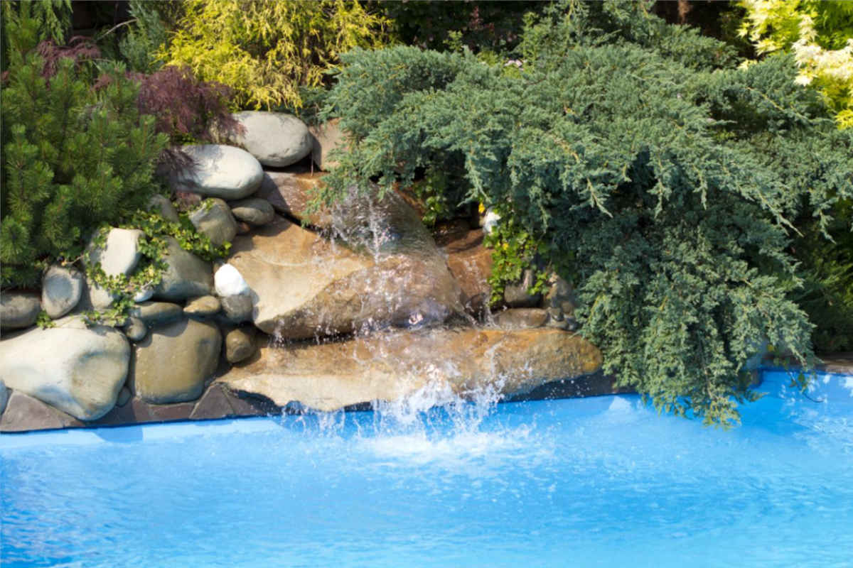 scorcio di piscina naturale con cascata d'acqua