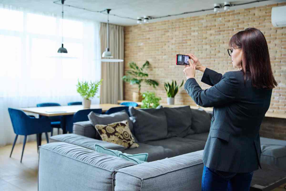 agente immobiliare mostra come fotografare un appartamento da vendere o affittare
