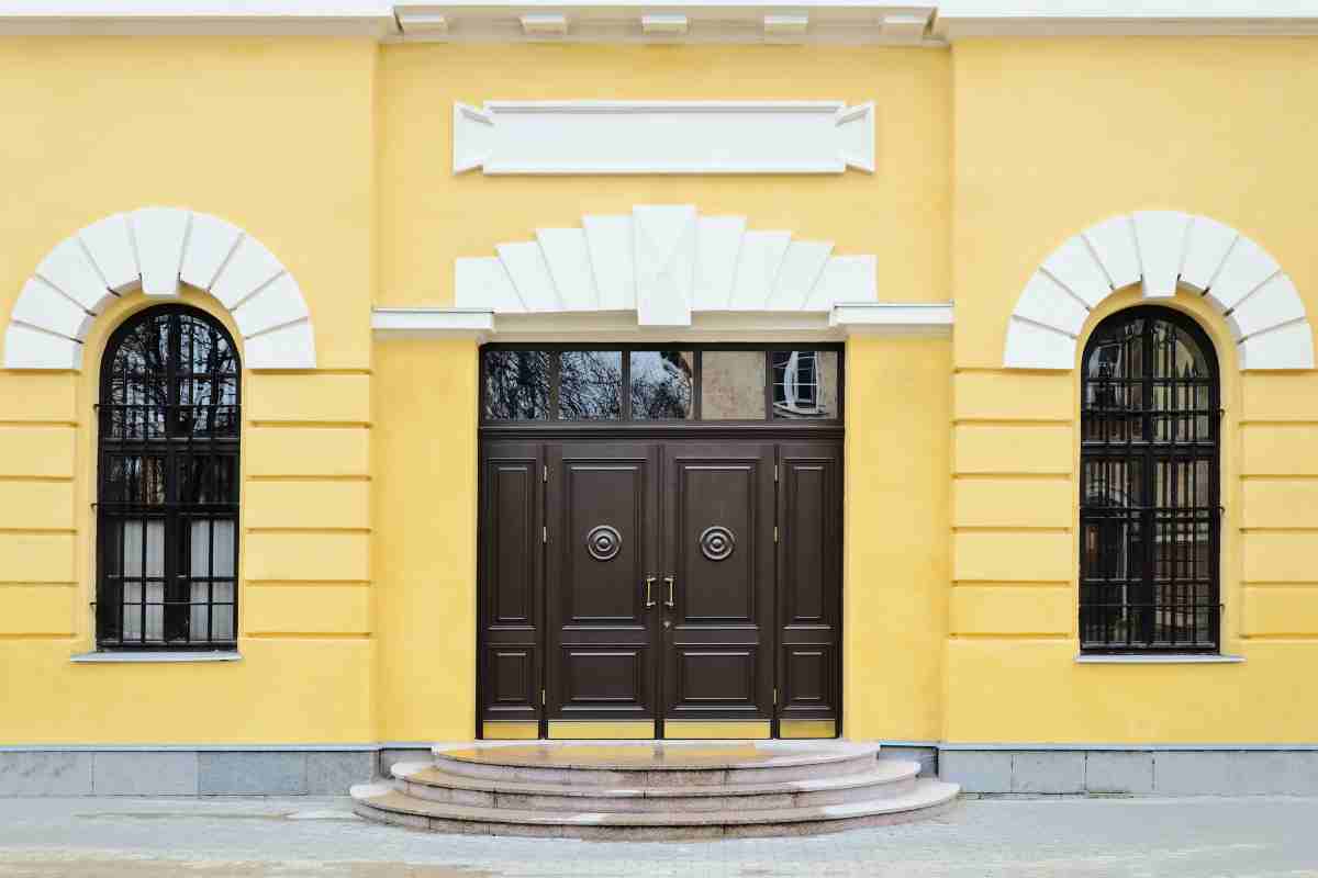 ingresso esterno di un appartamento con portone a cui si accede tramite 3 gradini