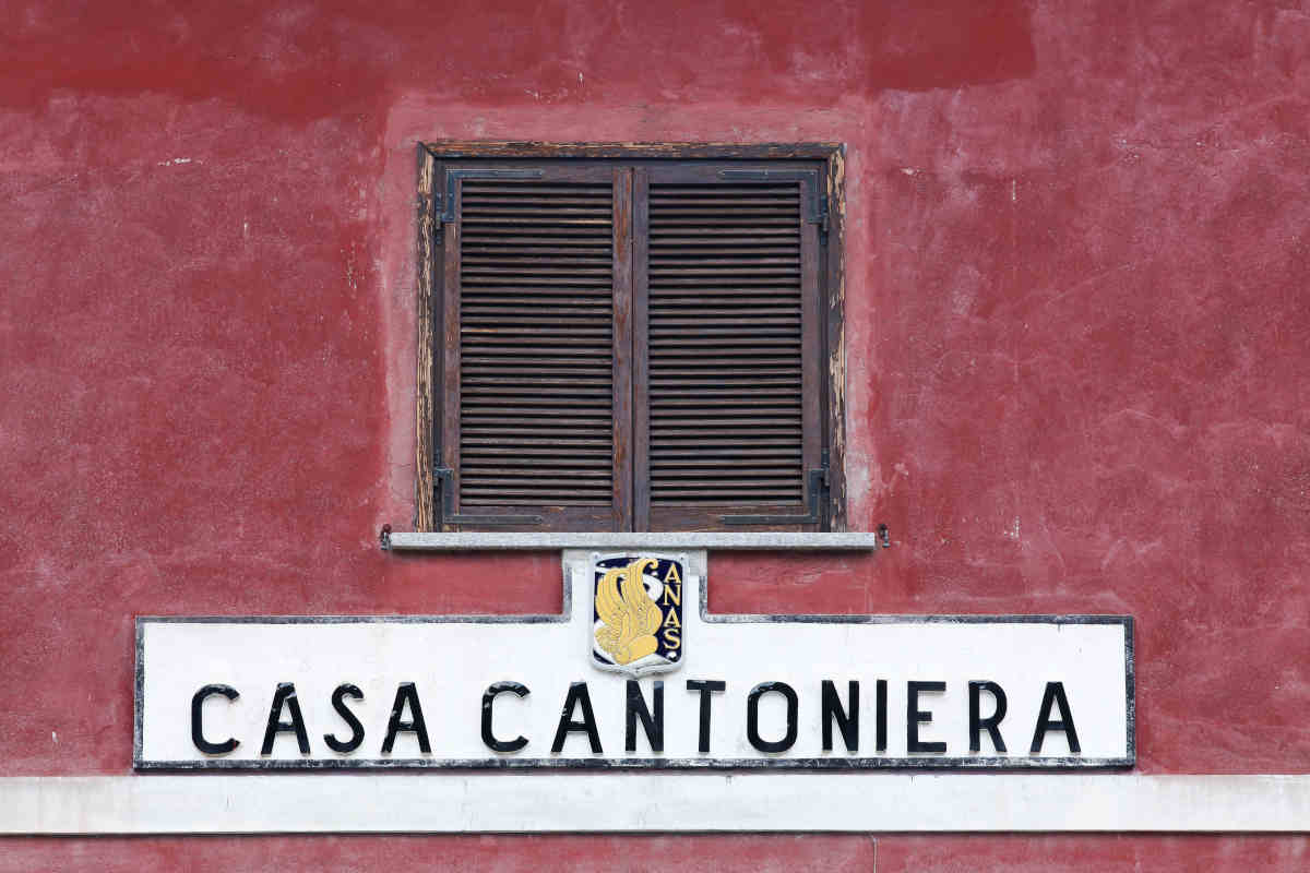 esterno rosso pompeiano di casa cantoniera anas