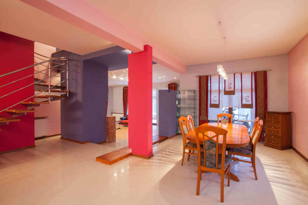 sala da pranzo in cucina moderna con pareti color magenta