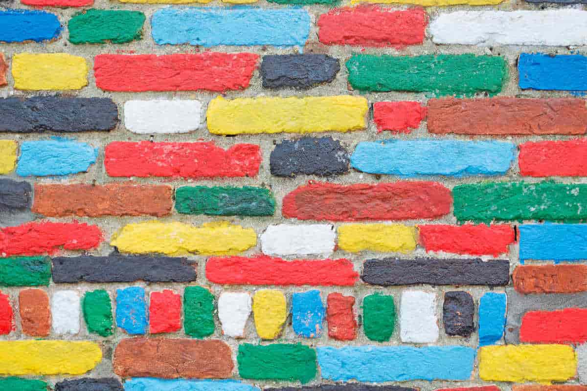 parete di un muro esterno con mattoncini colorati