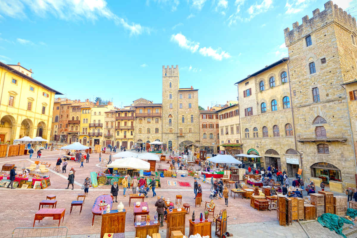 veduta della piazza con la fiera antiquaria di Arezzo