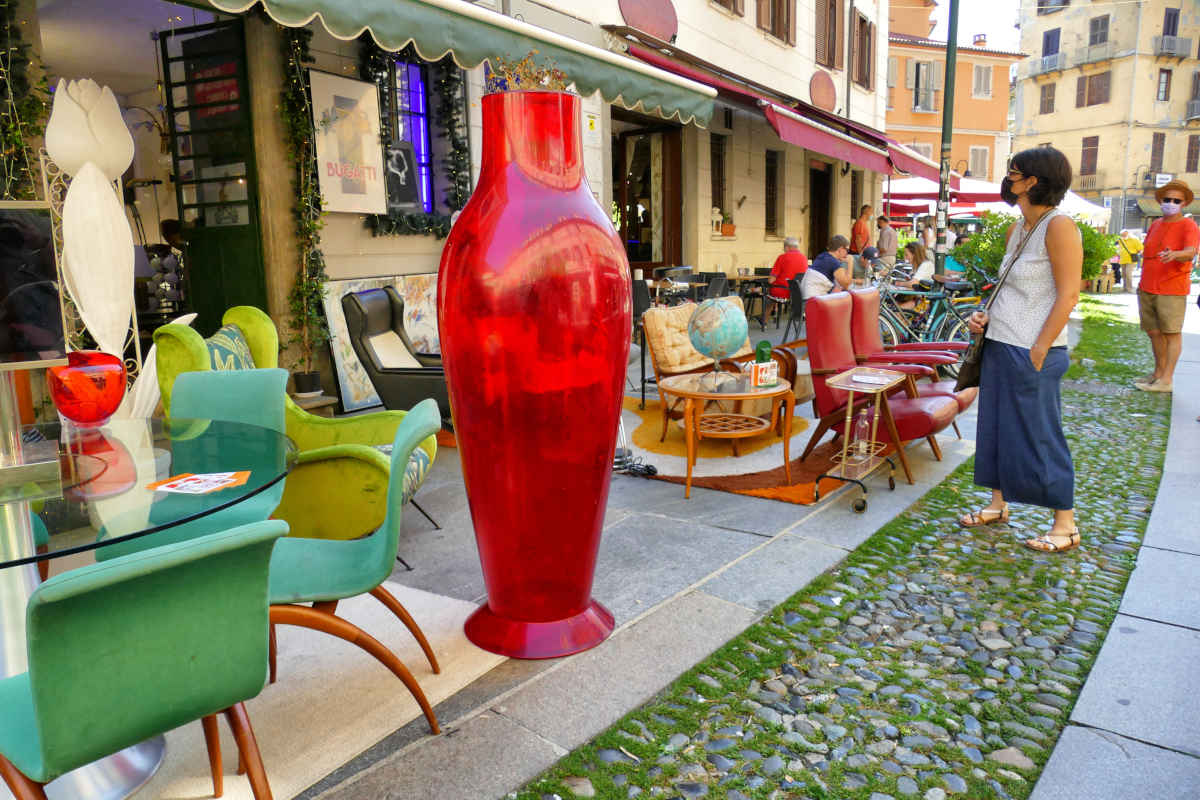 mobili antichi e di design in vendita al mercatino dell'antiquariato Gran Balon a Torino