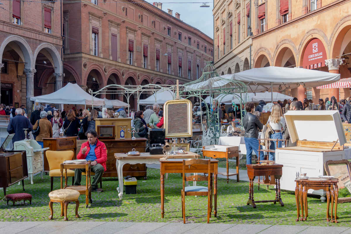 piazza santo stefano a bologna con bancarelle del mercatino antiquario con pezzi di antiquariato