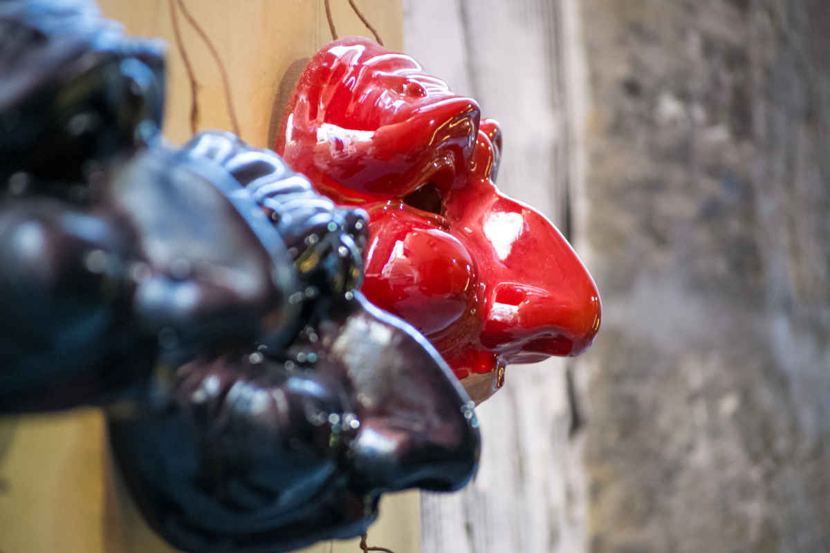 maschere di pulcinella al mercatino delle pulci di Napoli