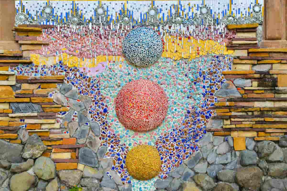 mosaico colorato su una parete esterna di casa