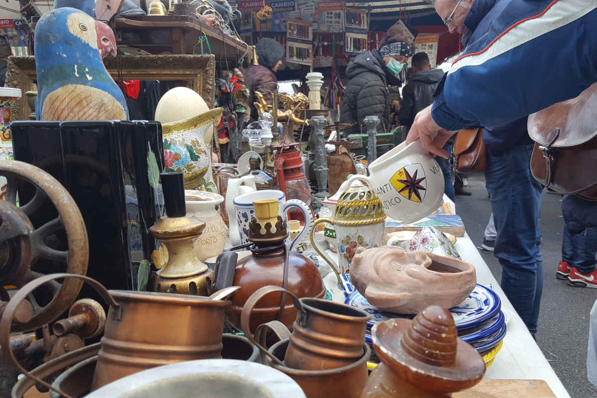 bancarella del mercatino di antiquariato e delle pulci di Porta Portese a Roma