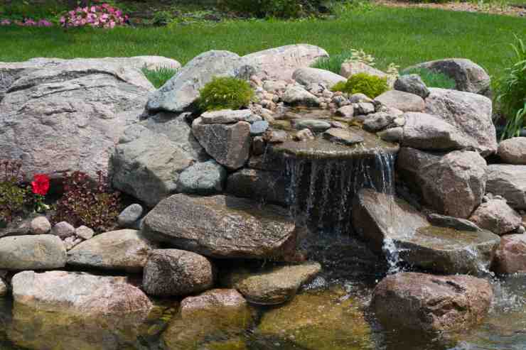 Cascata nel giardino roccioso 