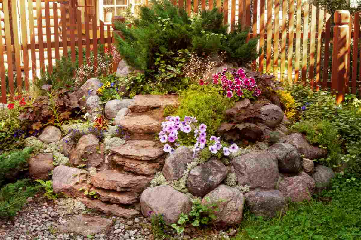 Come realizzare un giardino roccioso con pietre, cespugli e fiori