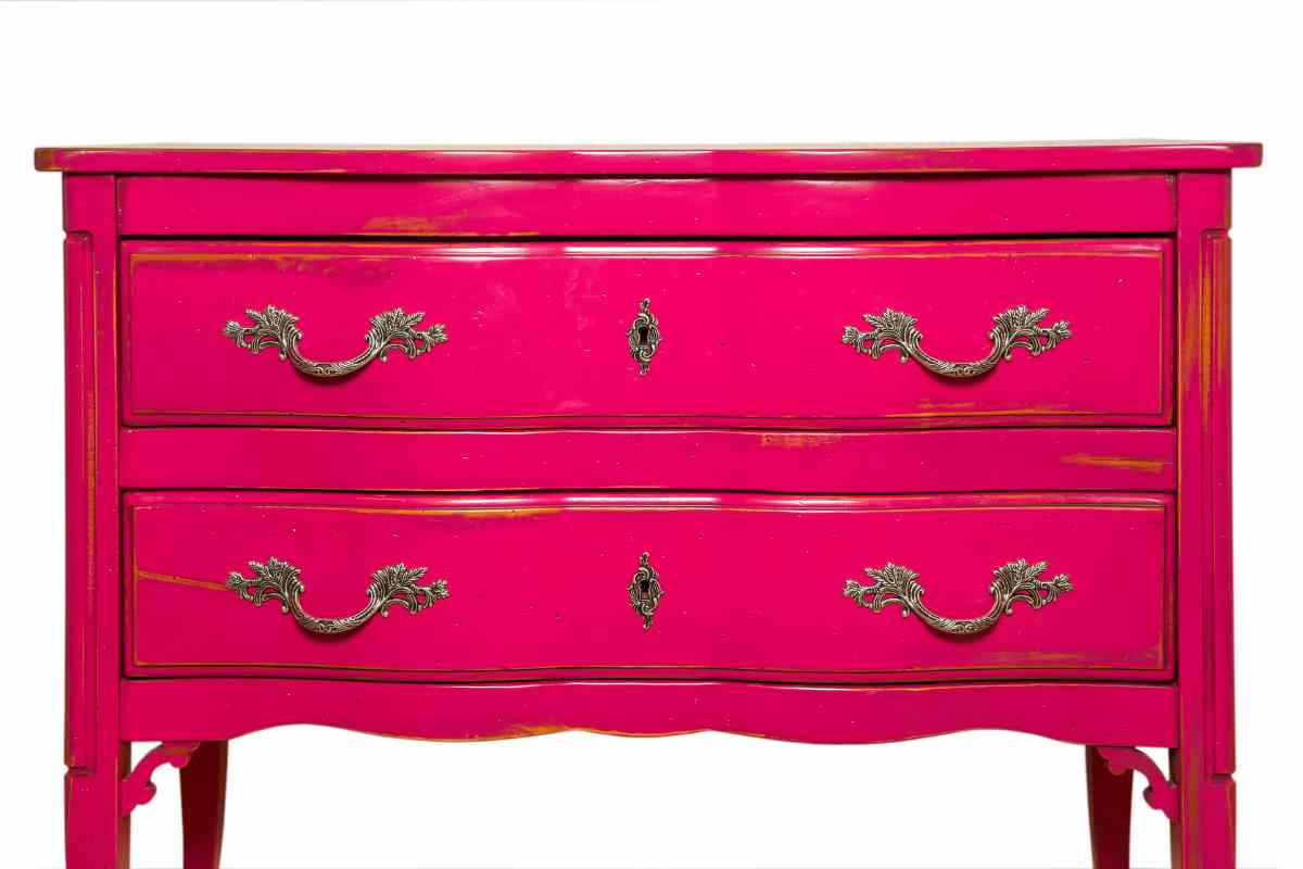 credenza in legno dipinta di rosa