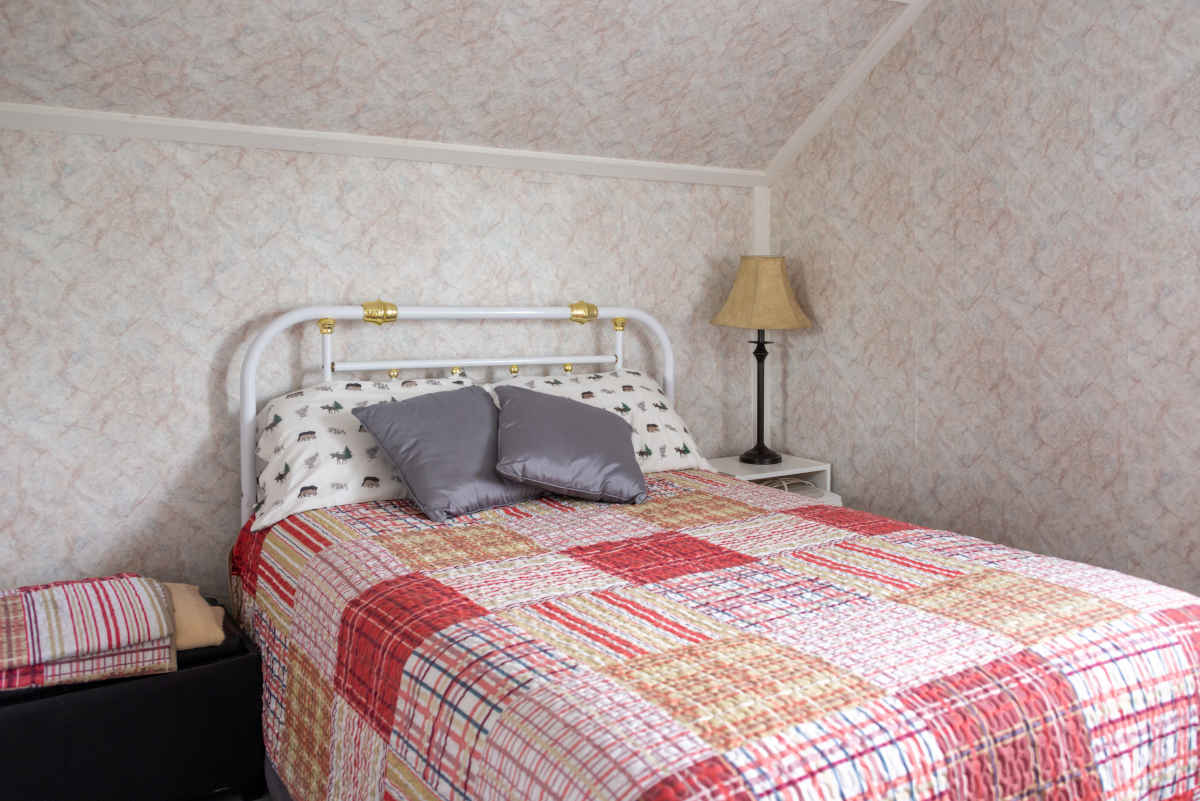 camera da letto con carta da parati su soffitto