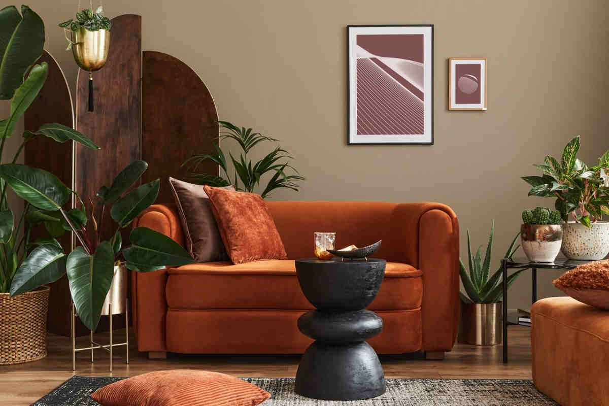 Come disporre il divano in salotto: consigli pratici per arredare un soggiorno chic