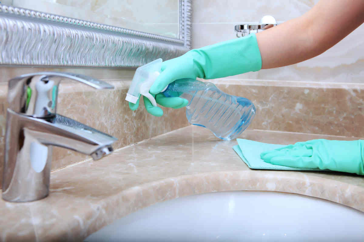 donna si mette a pulire e lucidare il bagno in marmo