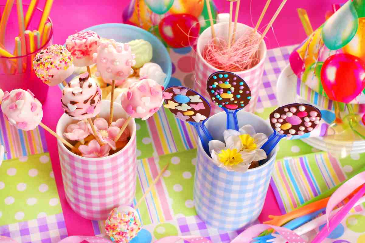 tavolo allestito per il buffet di compleanno