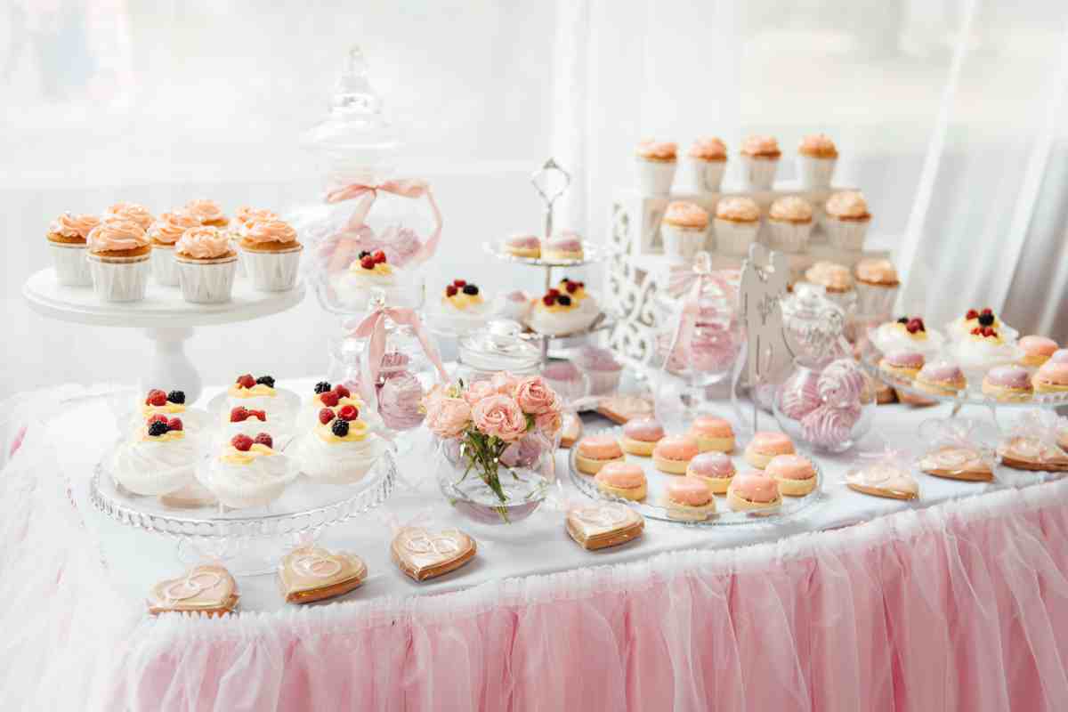 tavola con snack per compleanno