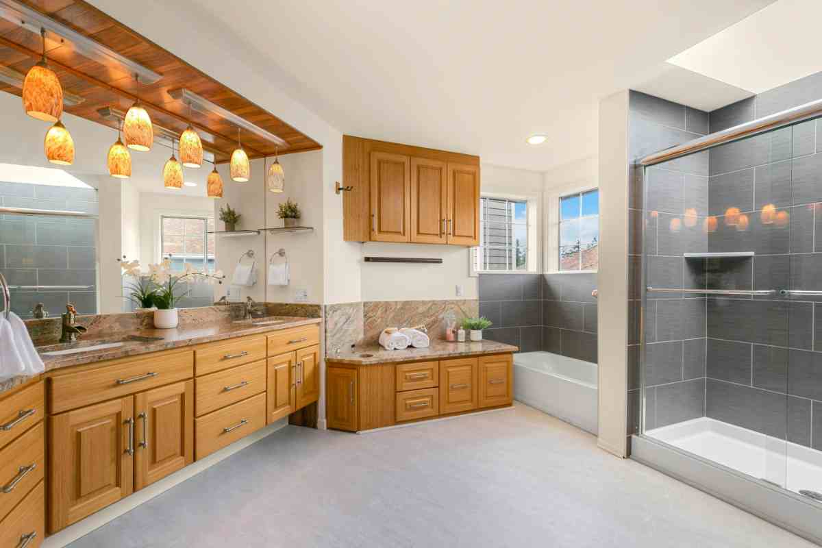 bagno classico di tendenza con mobili in legno chiaro