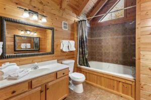 Bagno stile rustico con mobili e finiture in legno