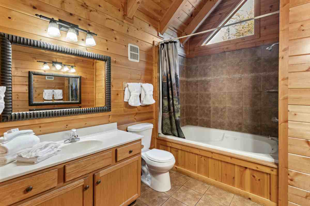 Bagno stile rustico con mobili e finiture in legno